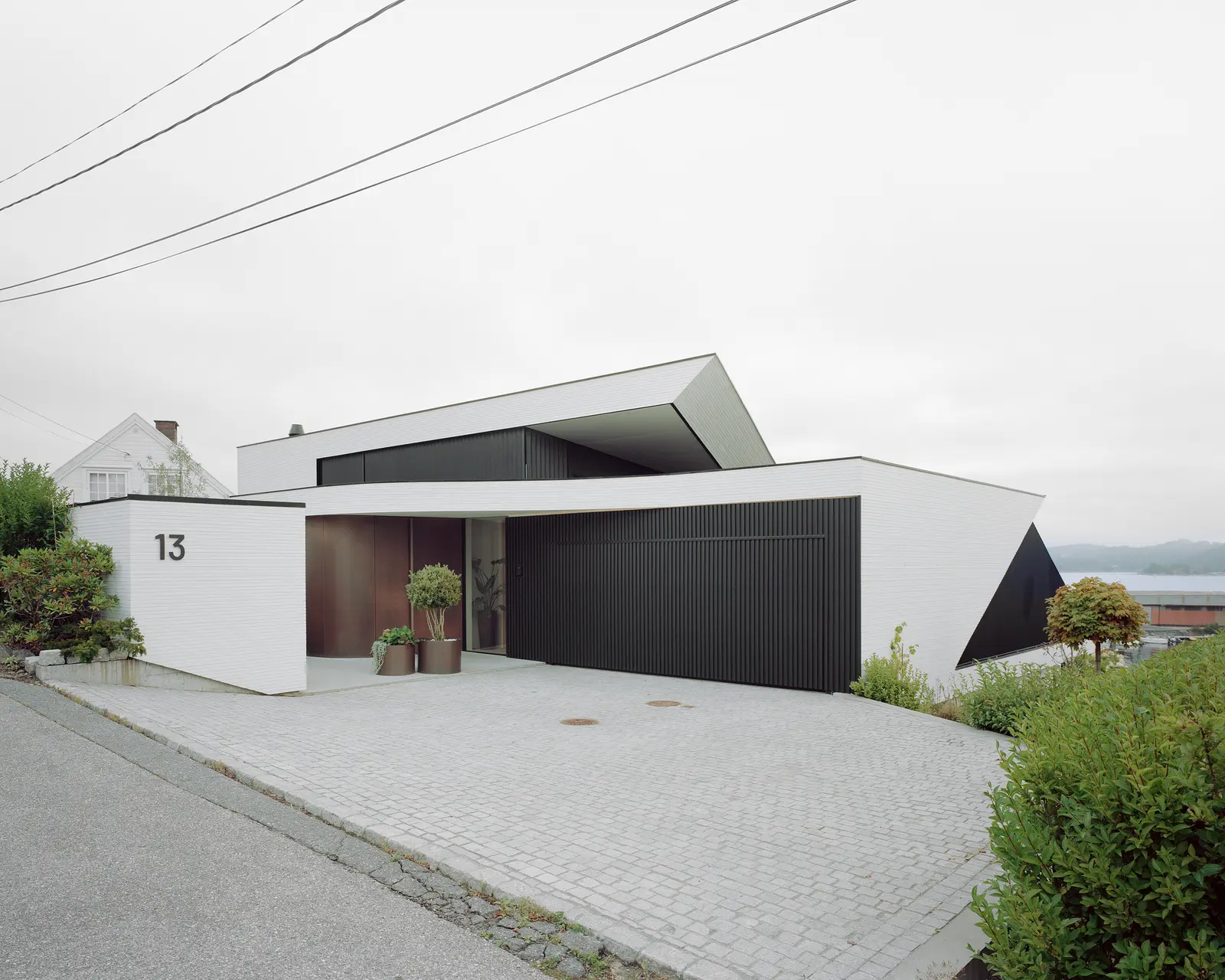 BH 13, Lillesand, Norway: Venuro pocket sliding doors, Reynaers Masterline 8 and Vitrocsa (image 1 of 16)