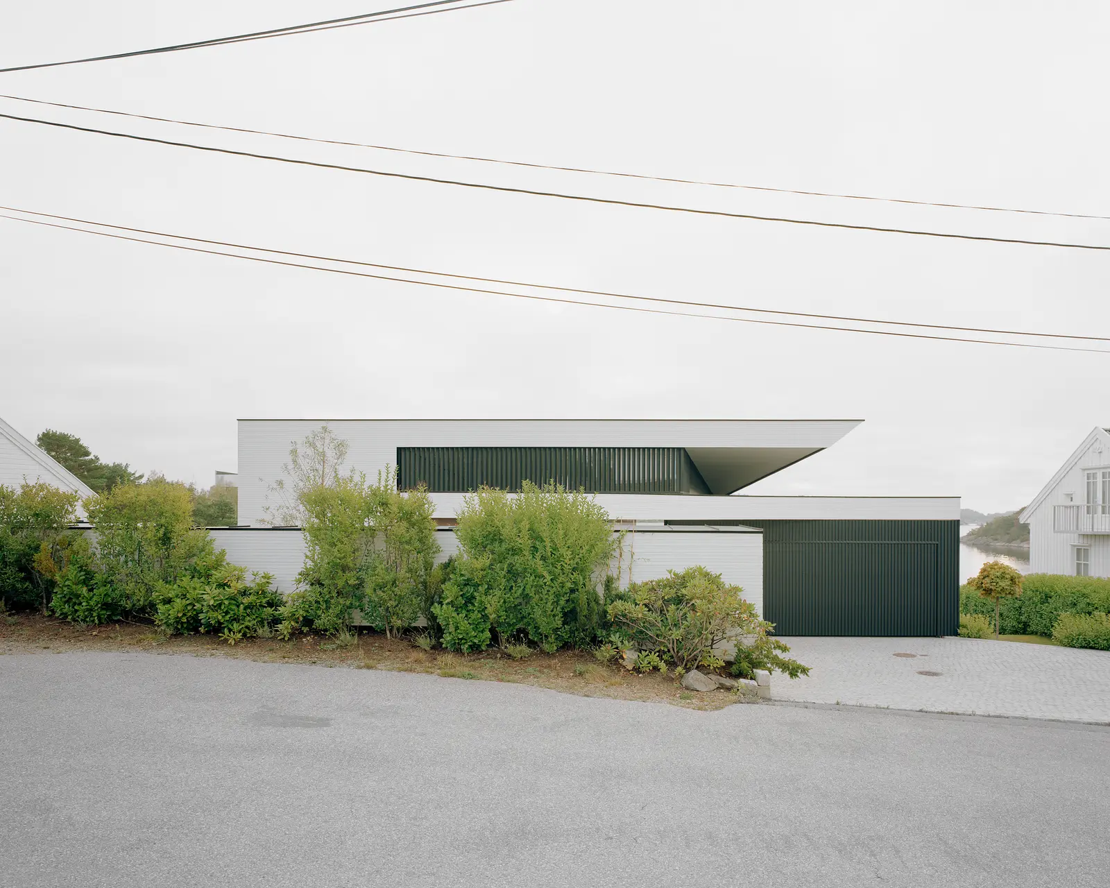 BH 13, Lillesand, Norway: Venuro pocket sliding doors, Reynaers Masterline 8 and Vitrocsa (image 2 of 16)