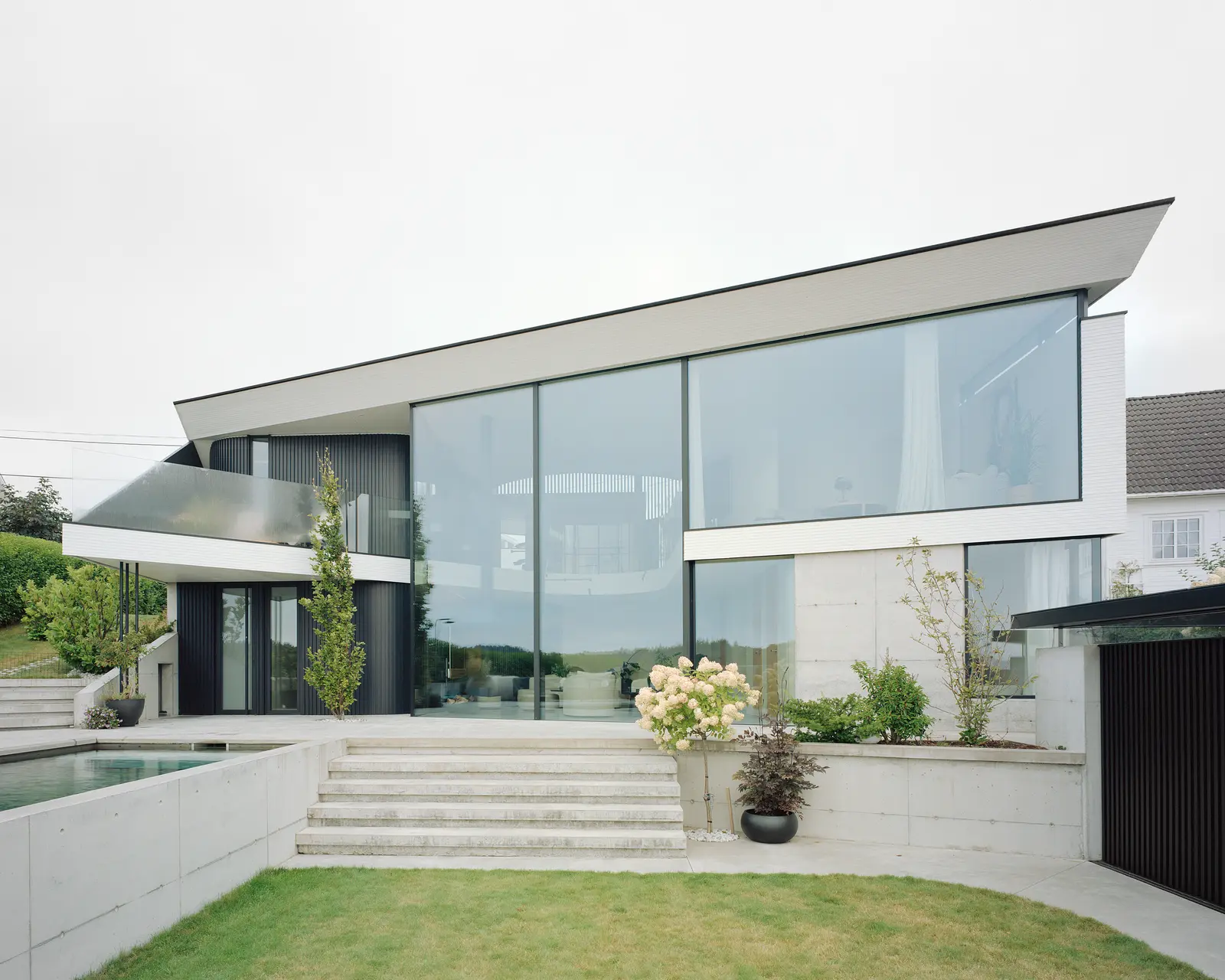 BH 13, Lillesand, Norway: Venuro pocket sliding doors, Reynaers Masterline 8 and Vitrocsa