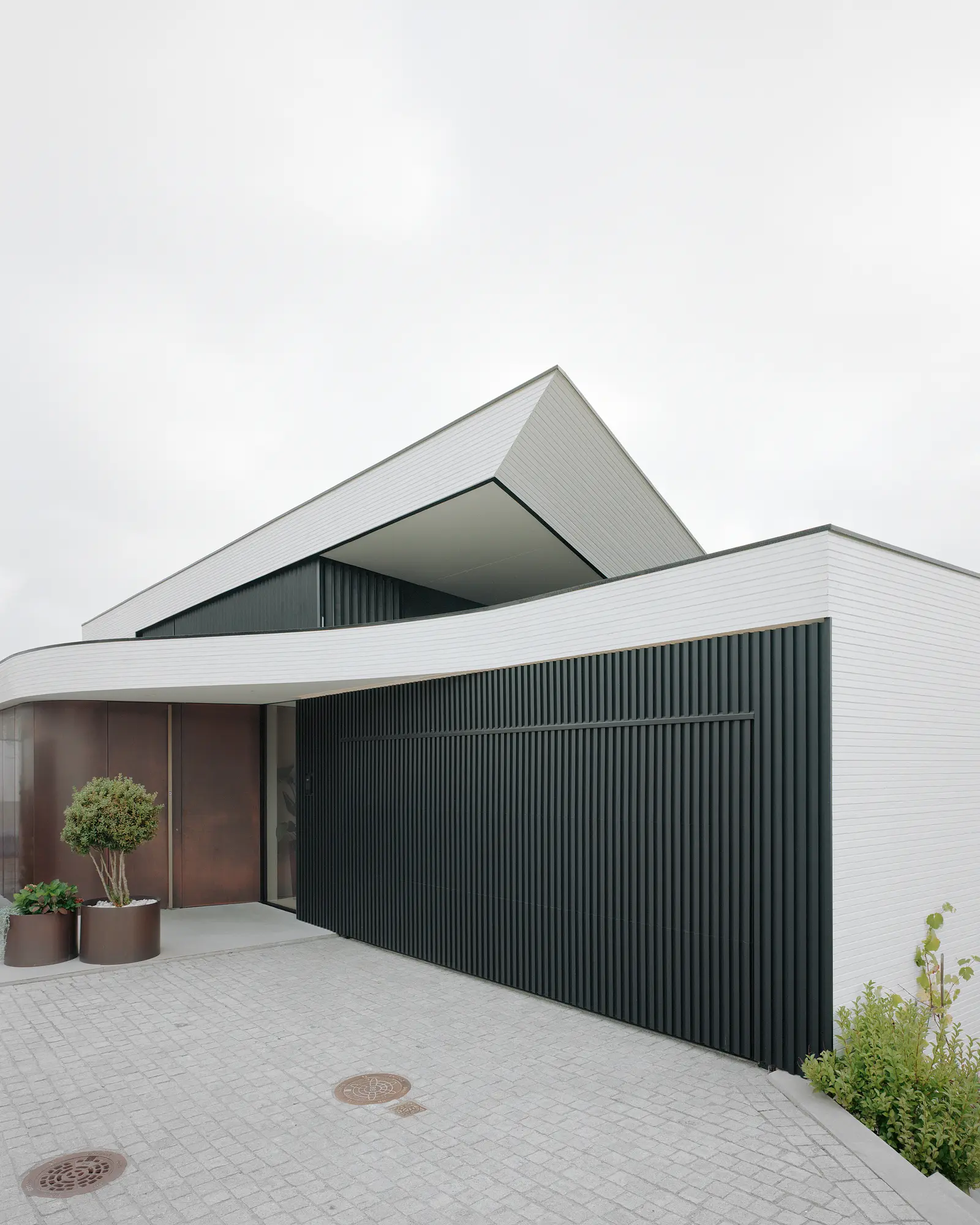 BH 13, Lillesand, Norway: Venuro pocket sliding doors, Reynaers Masterline 8 and Vitrocsa (image 3 of 16)