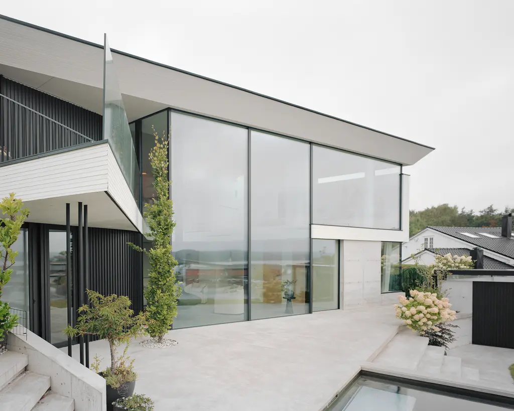 BH 13, Lillesand, Norway: Venuro pocket sliding doors, Reynaers Masterline 8 and Vitrocsa
