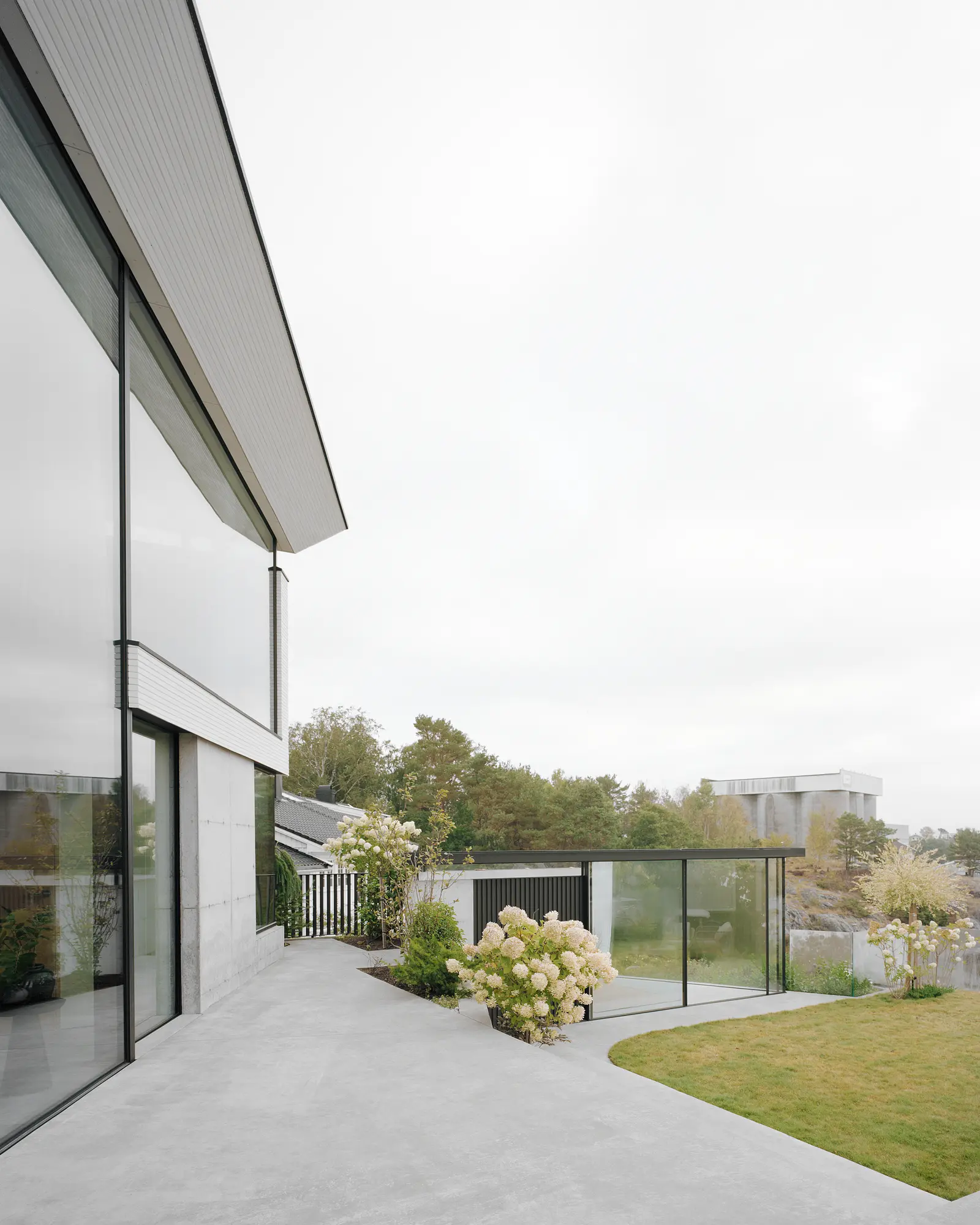 BH 13, Lillesand, Norway: Venuro pocket sliding doors, Reynaers Masterline 8 and Vitrocsa (image 5 of 16)