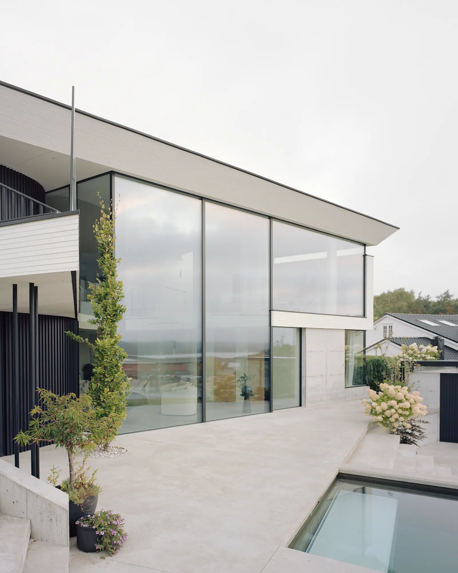 BH 13, Lillesand, Norway: Venuro pocket sliding doors, Reynaers Masterline 8 and Vitrocsa (image 6 of 16)