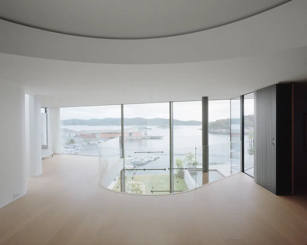 BH 13, Lillesand, Norway: Venuro pocket sliding doors, Reynaers Masterline 8 and Vitrocsa