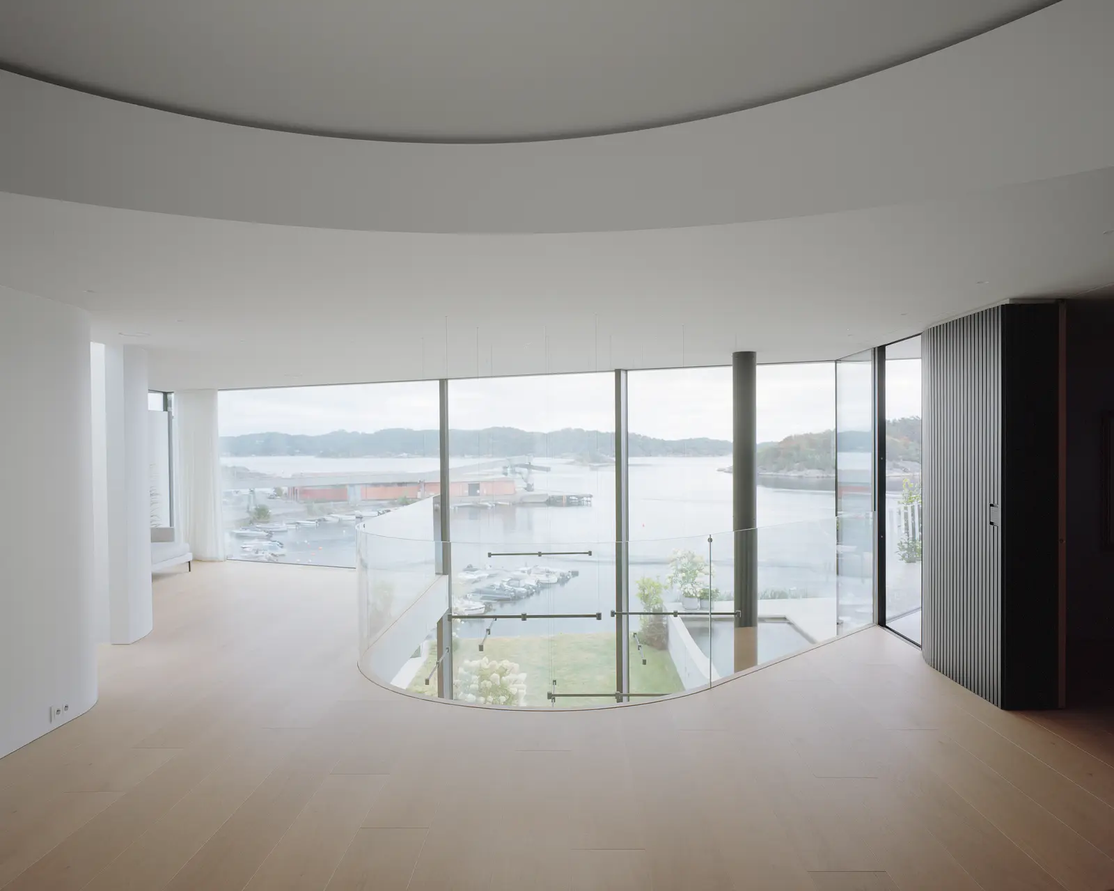 BH 13, Lillesand, Norway: Venuro pocket sliding doors, Reynaers Masterline 8 and Vitrocsa (image 11 of 16)