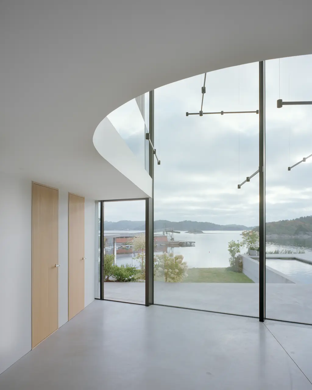 BH 13, Lillesand, Norway: Venuro pocket sliding doors, Reynaers Masterline 8 and Vitrocsa