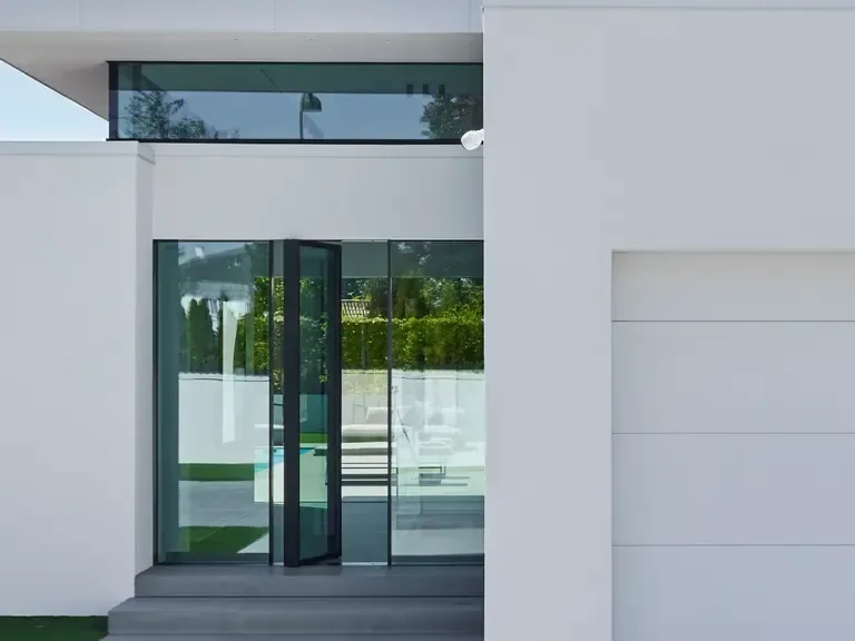 Carte Blanche · the entrance, with a pivot door in the facade