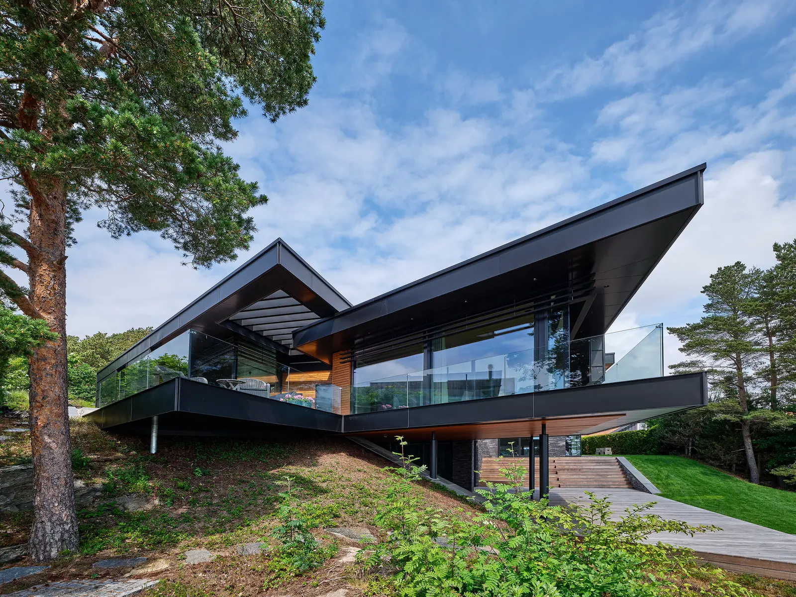 Fruens allé, Kristiansand, Norway — Schüco sliding door, Reynaers CW 50, Slimline 38 and pivot door (image 1 of 4)