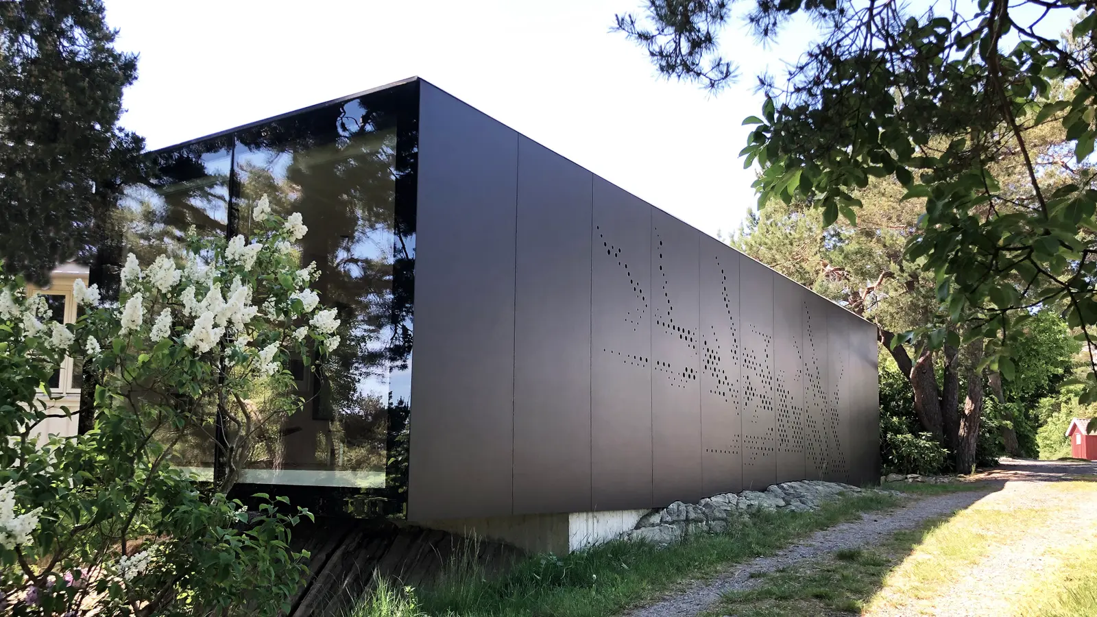 L15, Lillesand, Norway — Reynaers Hi-Finity and CW 50 with step glass (image 1 of 7)