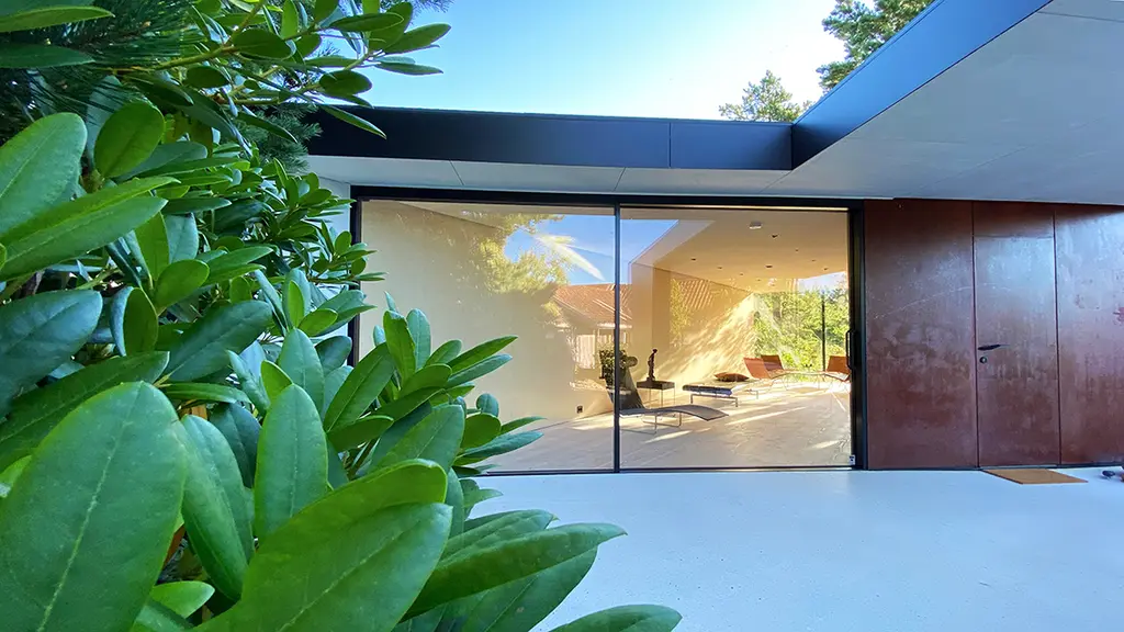 L15, Lillesand, Norway — Reynaers Hi-Finity and CW 50 with step glass (image 3 of 7)