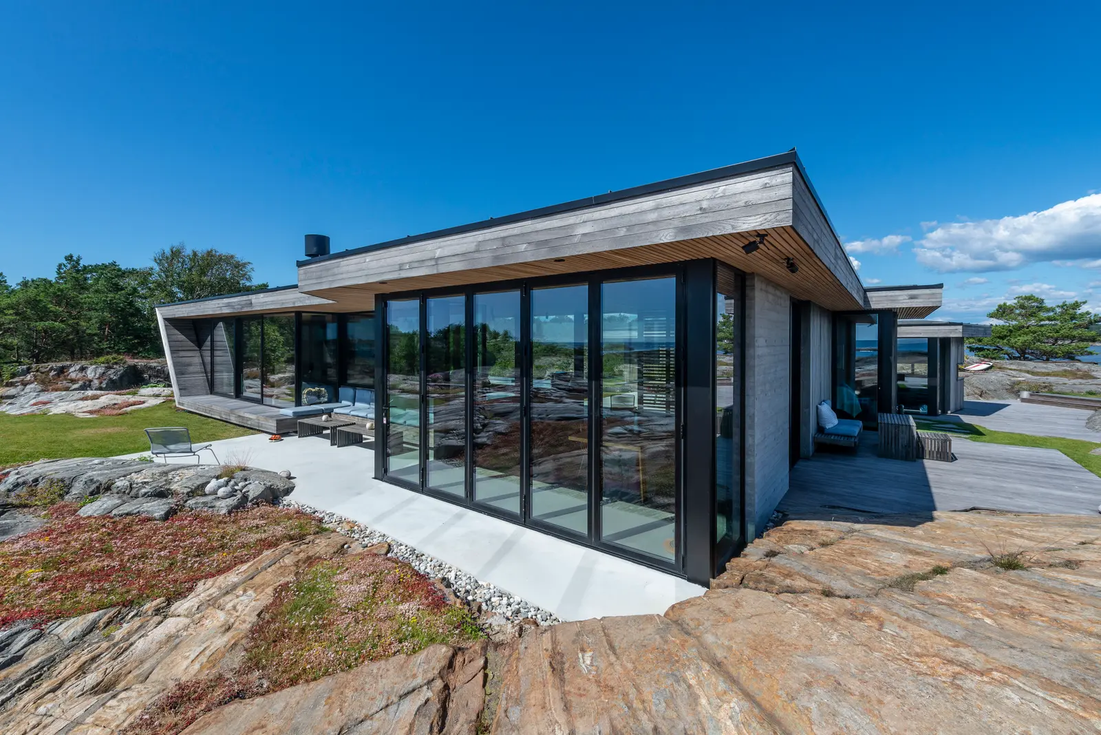 Placebo, Risør, Norway — Reynaers CF 68 folding doors, CW 50 facade and Slimline 38 windows (image 3 of 8)